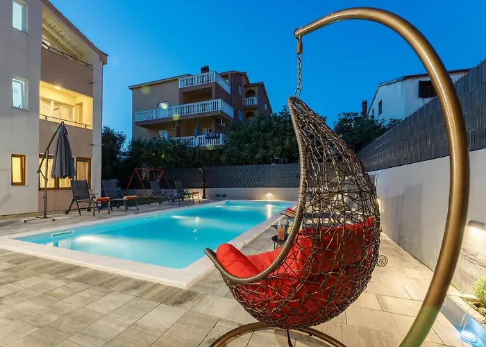 Ellena בית הארחה 3*