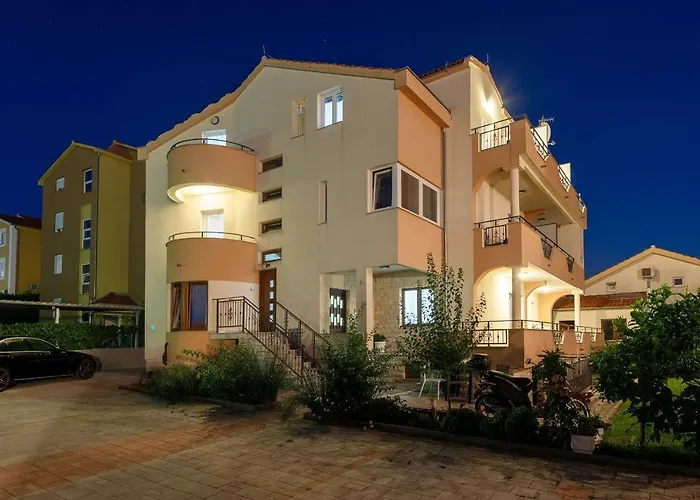 Ellena בית הארחה