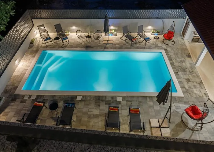 Ellena בית הארחה 3*