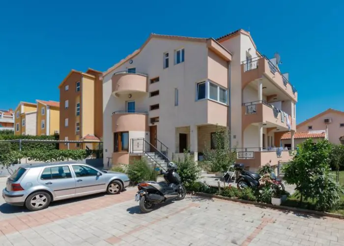 Ellena בית הארחה 3*