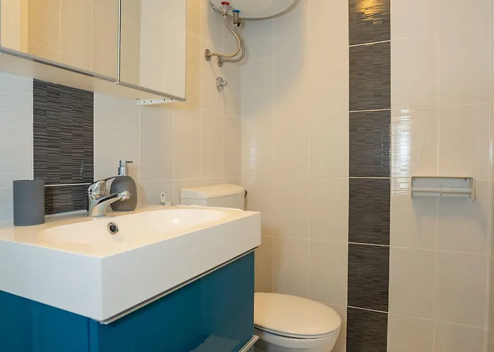 Ellena בית הארחה 3*