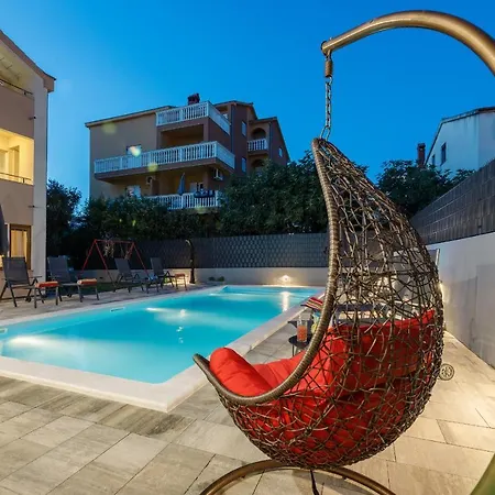 Ellena Guest house 3*